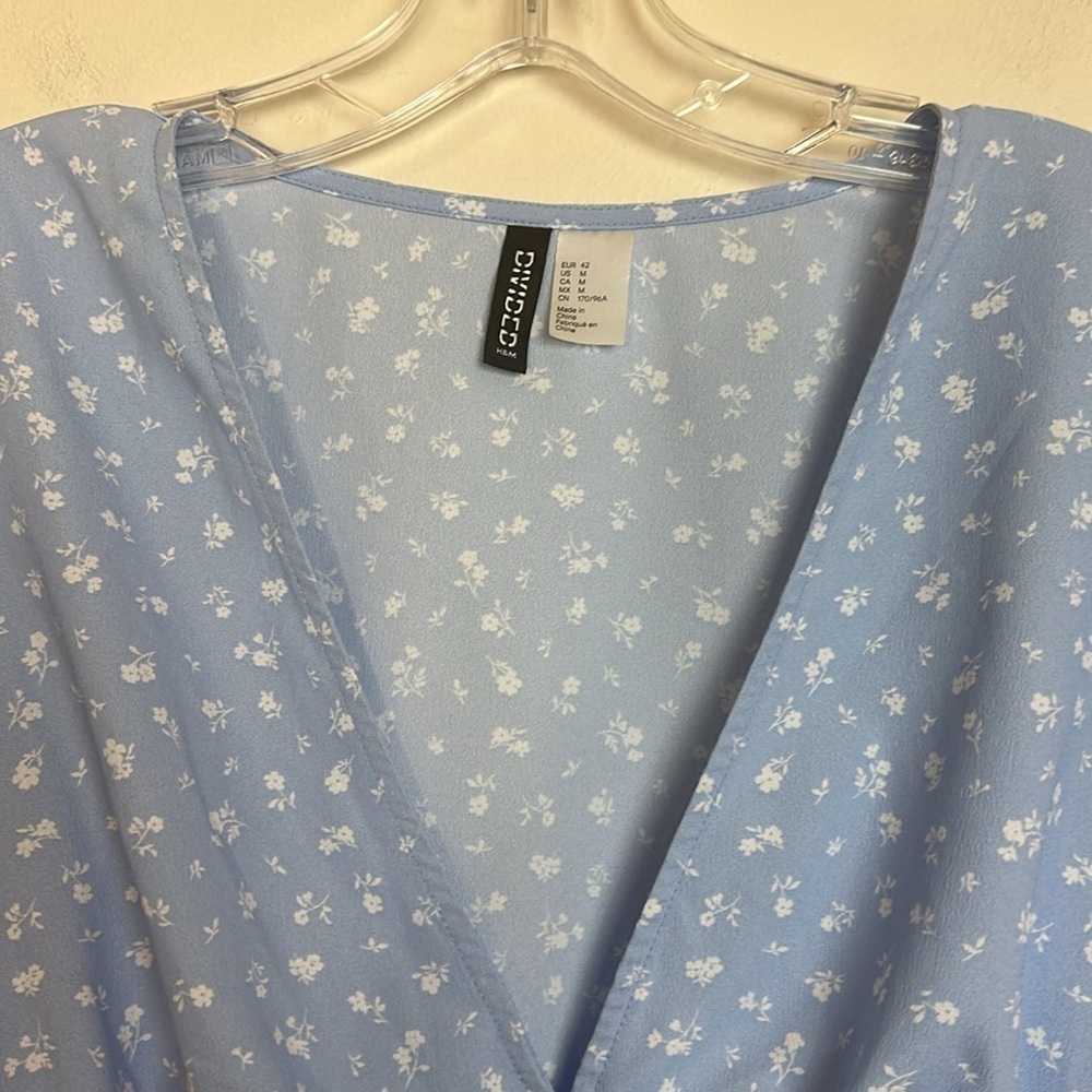 H&M Ditsy Floral Covered Button Front V-Neck Long Sleeve Top Blouse - Picture 6 of 8